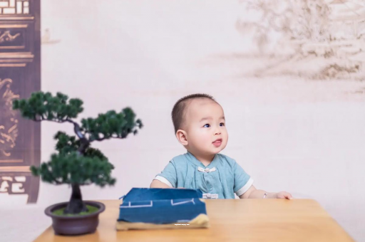 淮北怀孕肚子中间凹两边凸